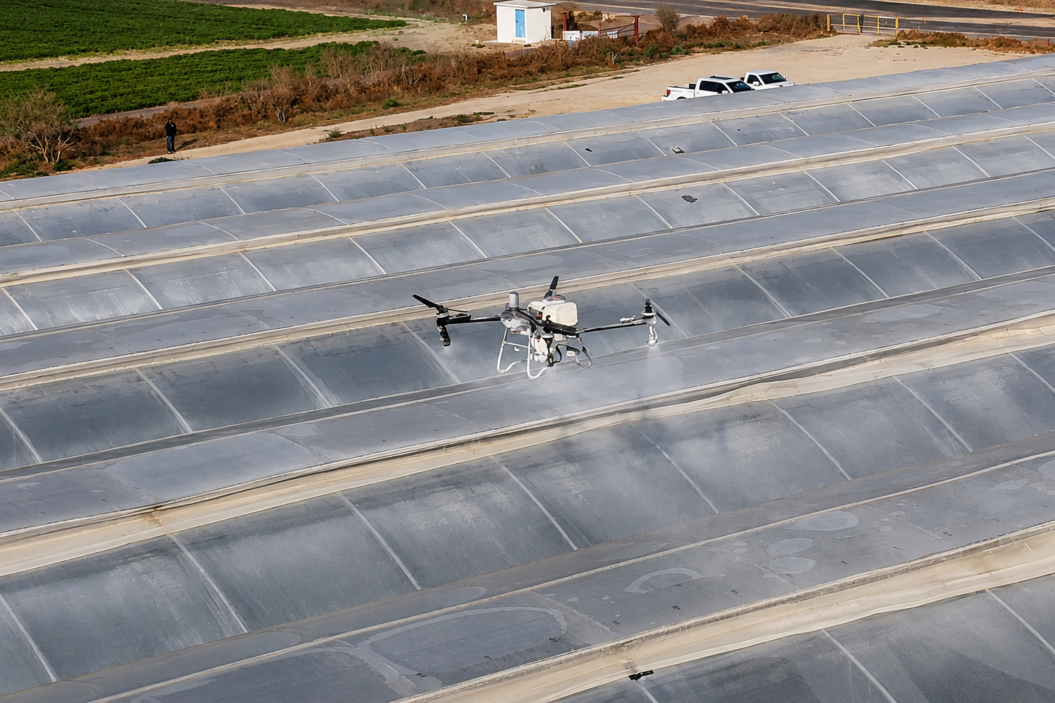 Blanqueamiento de la cubierta de un invernadero con un drone BioStrato